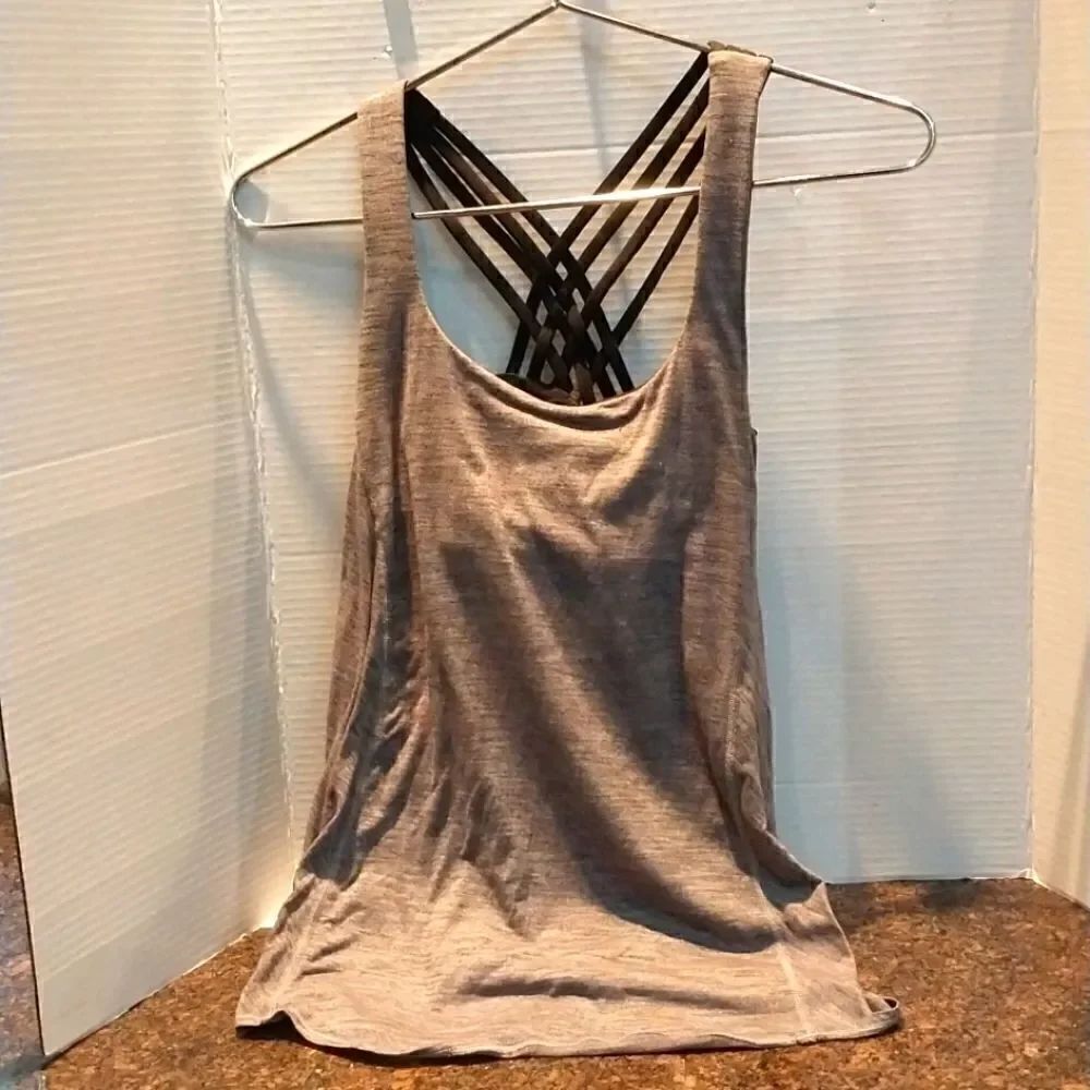 LuluLemon Stripped Back Top...SIZE 4-6...EUC